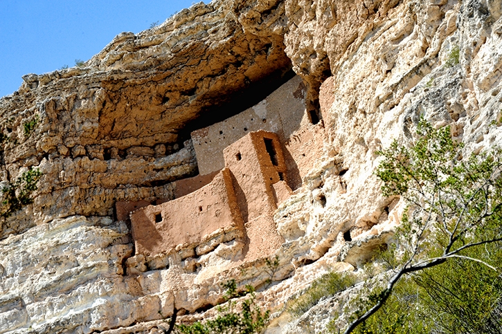 Antiguo asentamiento en la ladera de una cañada.