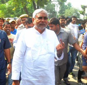 Patna: Bihar Chief Minister Nitish Kumar show his finger marked with phosphorous ink after casting his vote during the third phase of Bihar assembly polls in Patna on Oct 28, 2015. (Photo: IANS)