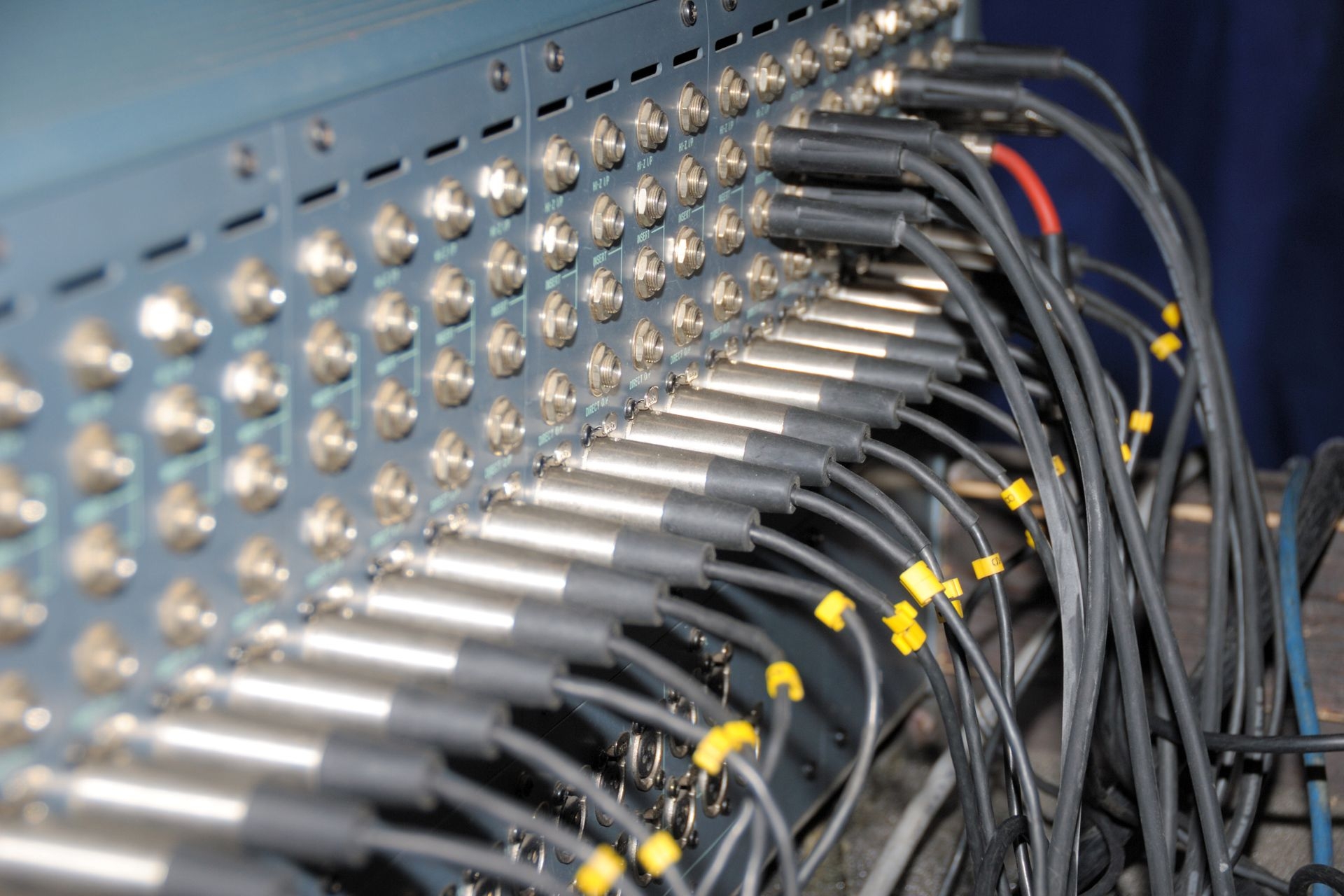 Can anti-tamper security cameras be integrated with existing security systems?