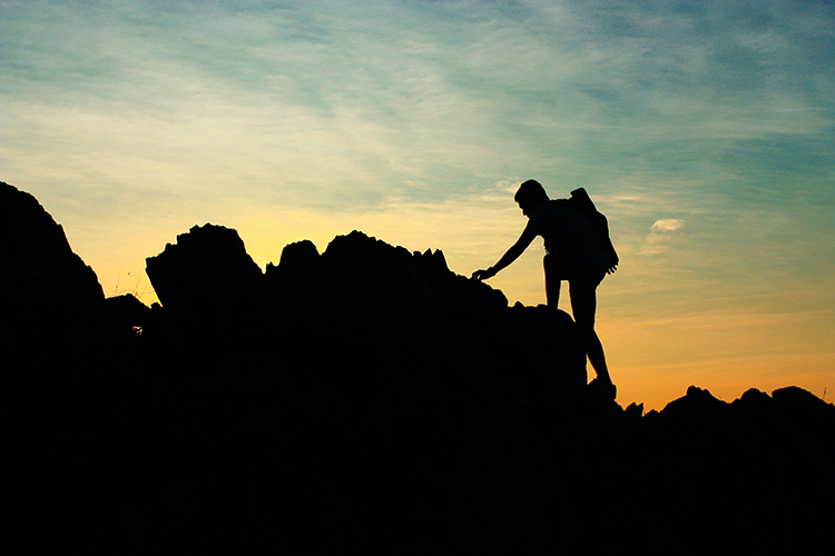 Man climbing mountain mtime20160816150728focalnone