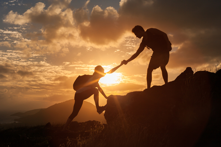 Man helping friend up mountain mtime20170420142219focalnone