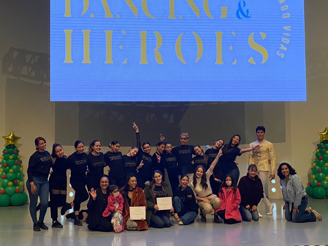 Ibana con los bailarines
