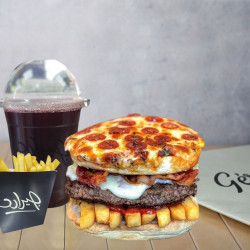  بيتزا برجر لحم بقري مع سلامي