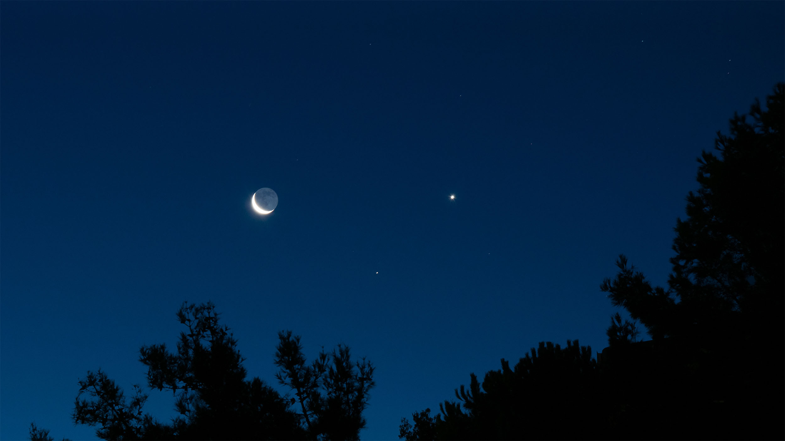 crescent moon in conjunction with venus