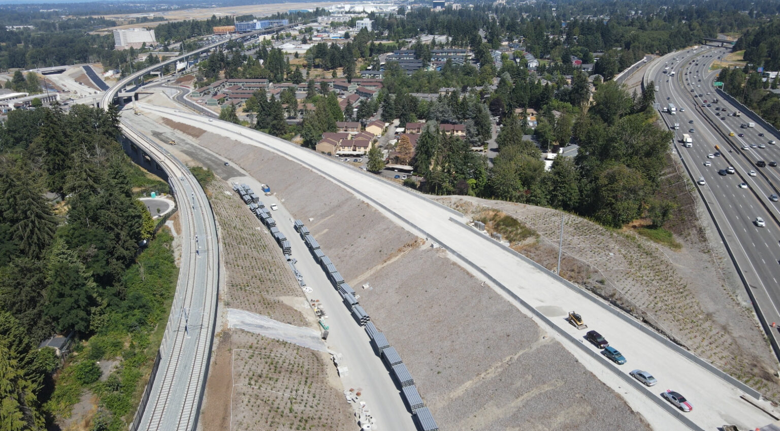 La primera milla de la nueva autopista SR 509 y conexiones a la I-5 se están construyendo durante el contrato de la Fase 1b de la SR 509