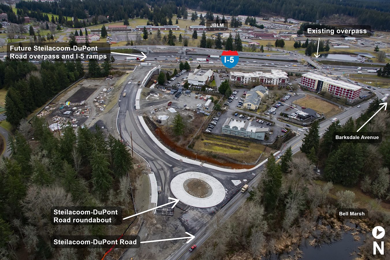 Fotografía aérea que muestra las ubicaciones del futuro paso elevado de Steilacoom-Dupont Rd, las rampas de la I-5 y la rotonda de Steilacoom-Dupont Rd.