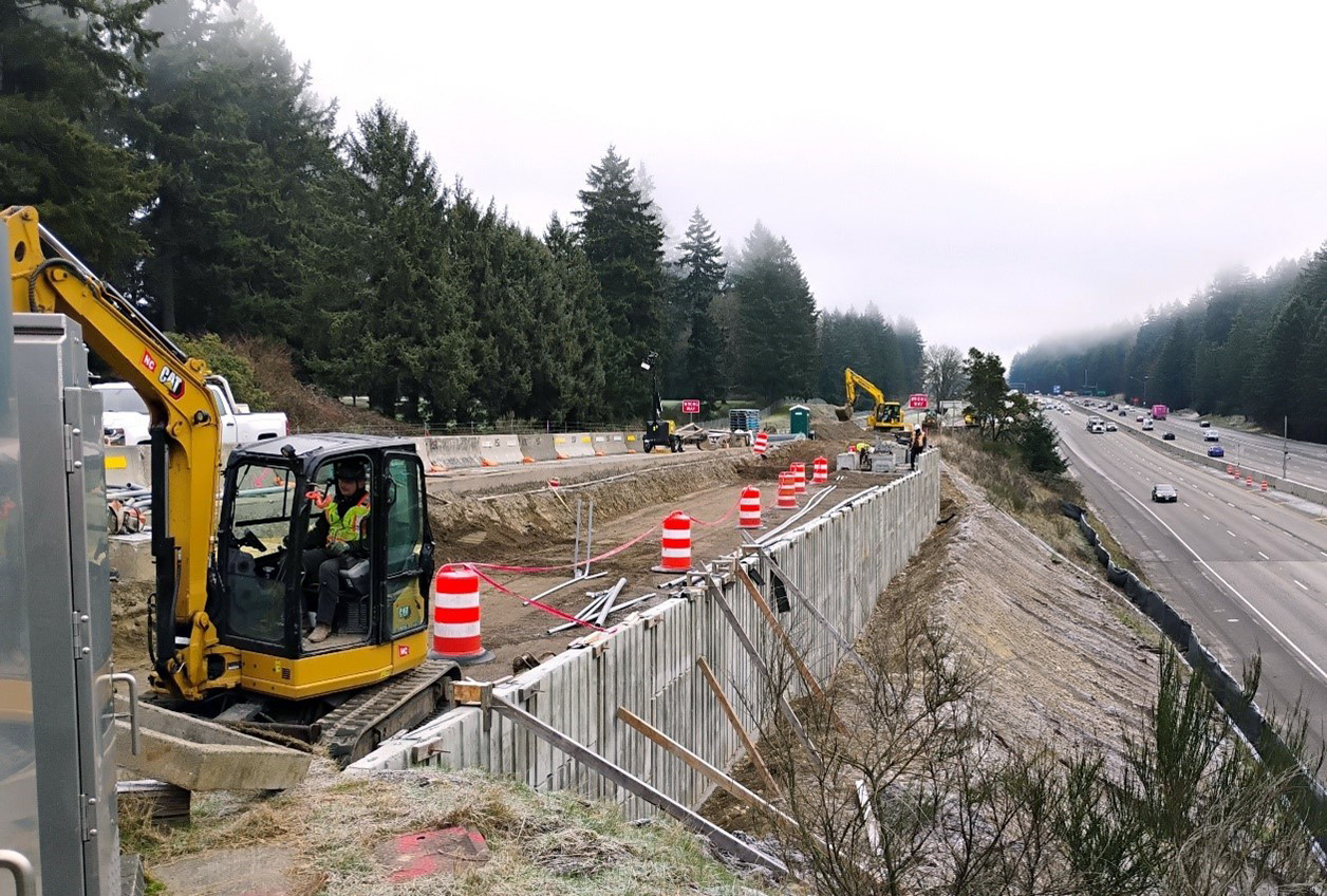 Fotografía que muestra la construcción del nuevo muro entre la salida de Mounts Road y la I-5 en dirección sur.