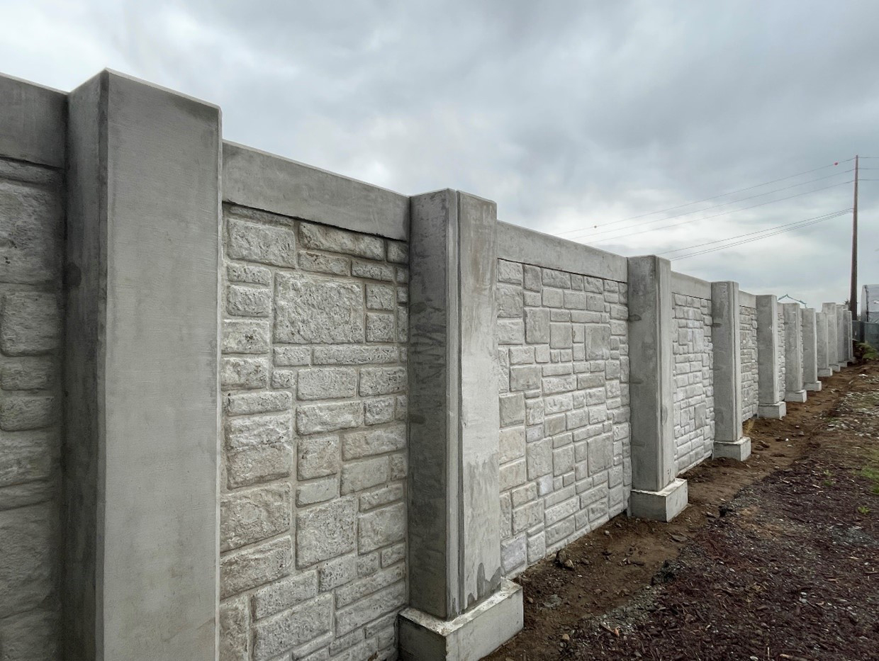 Un gran muro antirruido gris terminado.