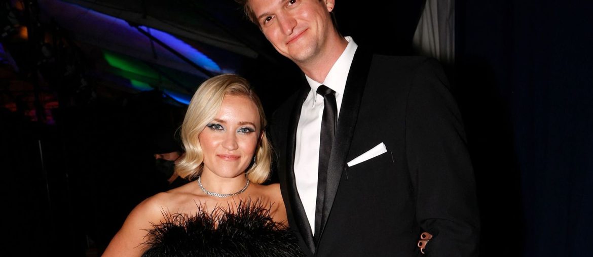Emily Osment y Jack Anthony: el divorcio que expone la nueva cara de las separaciones exprés en Hollywood Emily Osment posa seria en un evento público tras confirmarse su divorcio con Jack Anthony