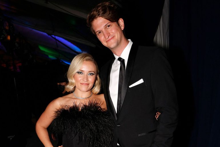 Emily Osment posa seria en un evento público tras confirmarse su divorcio con Jack Anthony