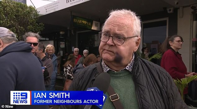 ¿Qué pasó con la cara de Harold? La estrella de Vecinos, Ian Smith, genera preocupación con un misterioso hematoma en la protesta de la oficina de correos