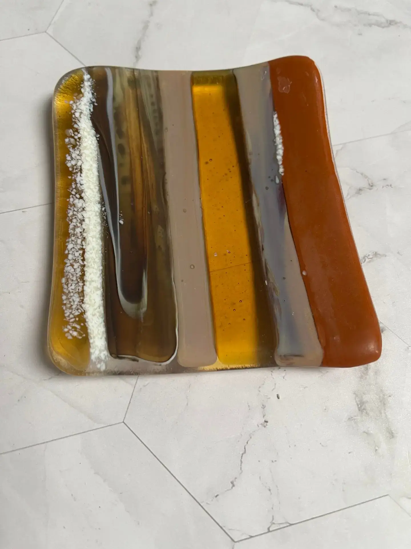 Small Dish Set - Transparent caramel with white and taupe accents - Image 2