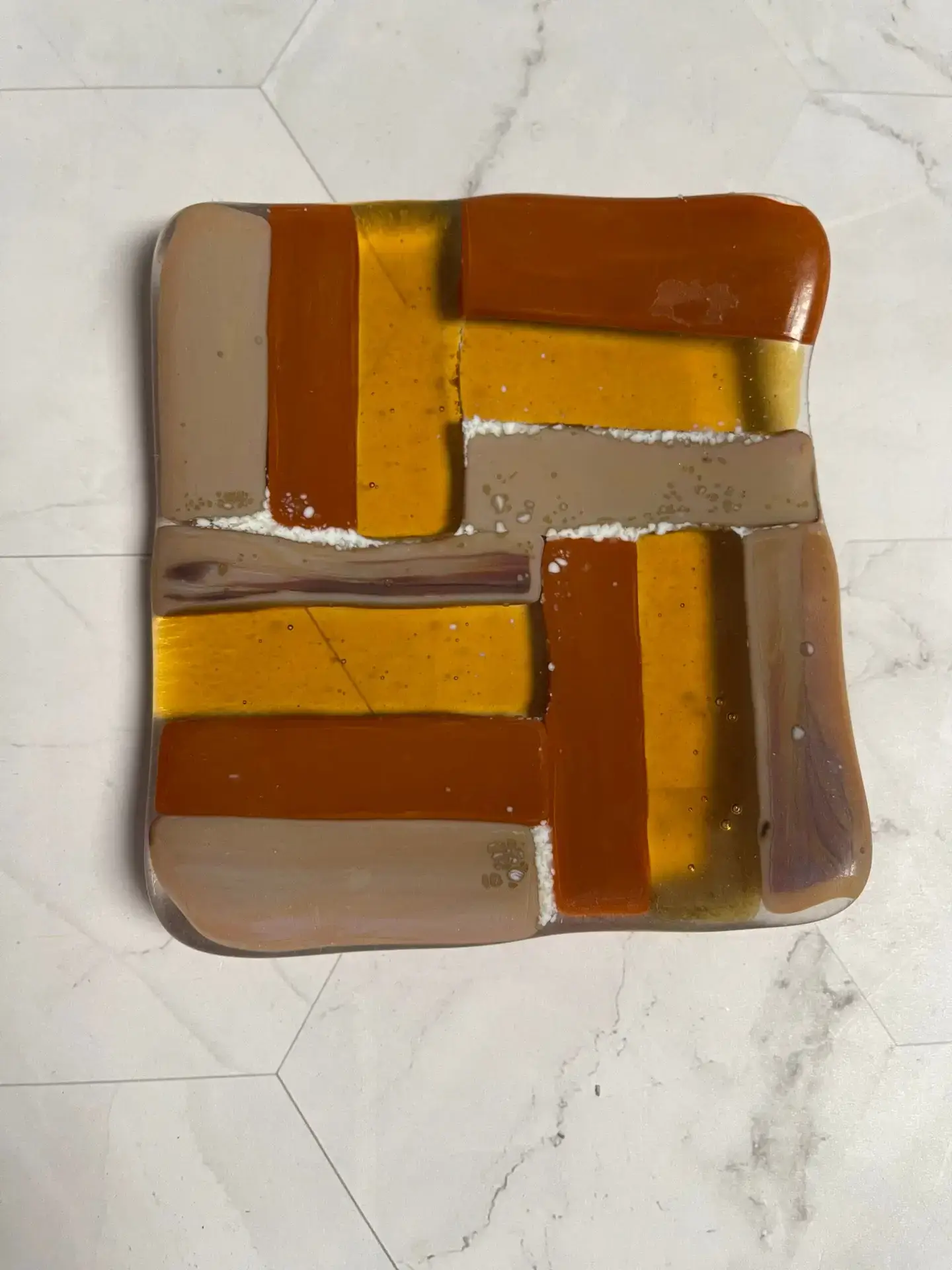 Small Dish Set - Transparent caramel with white and taupe accents - Image 3