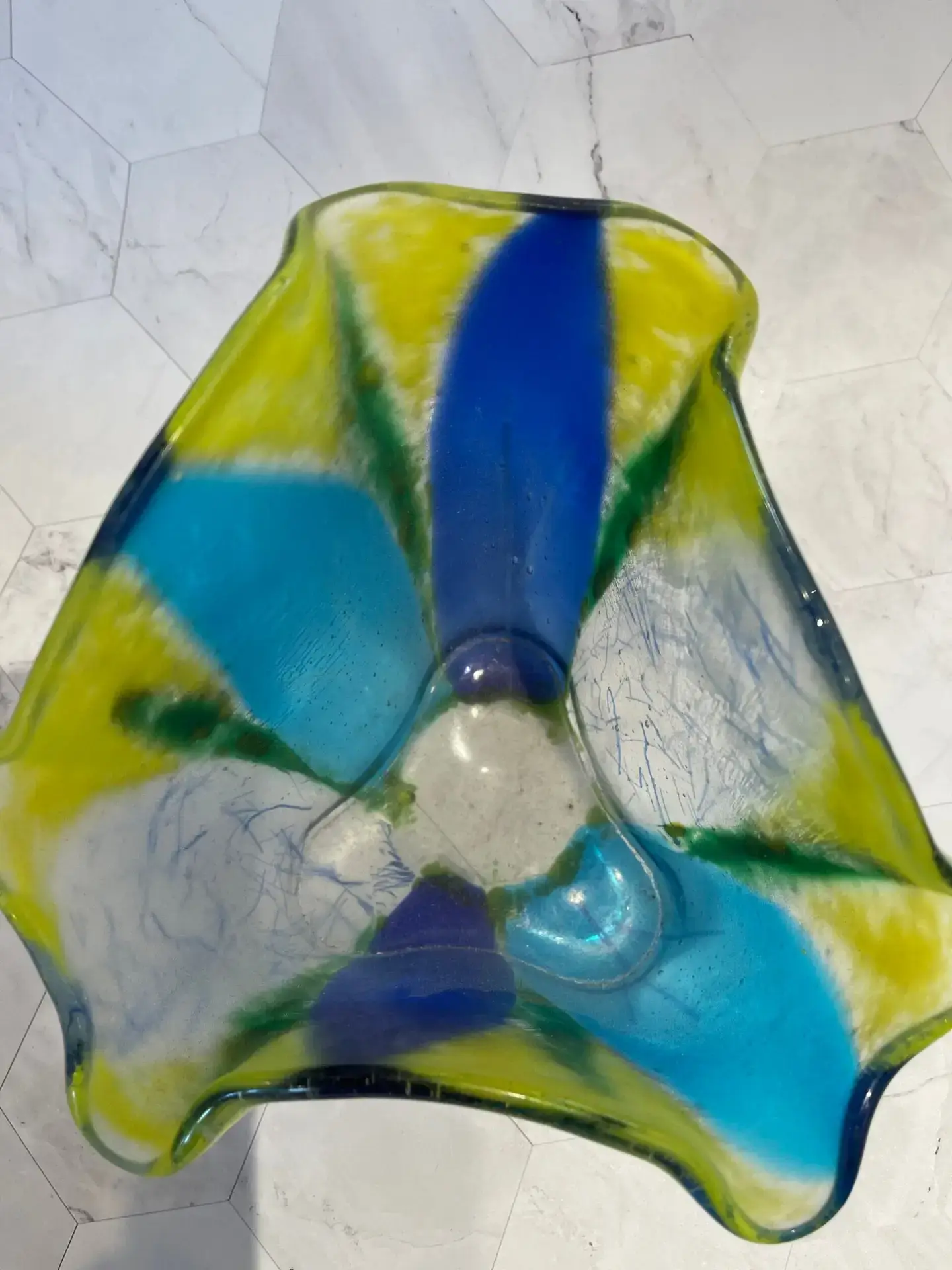 Asymmetrical blue and yellow vase with ruffled edges - Image 3