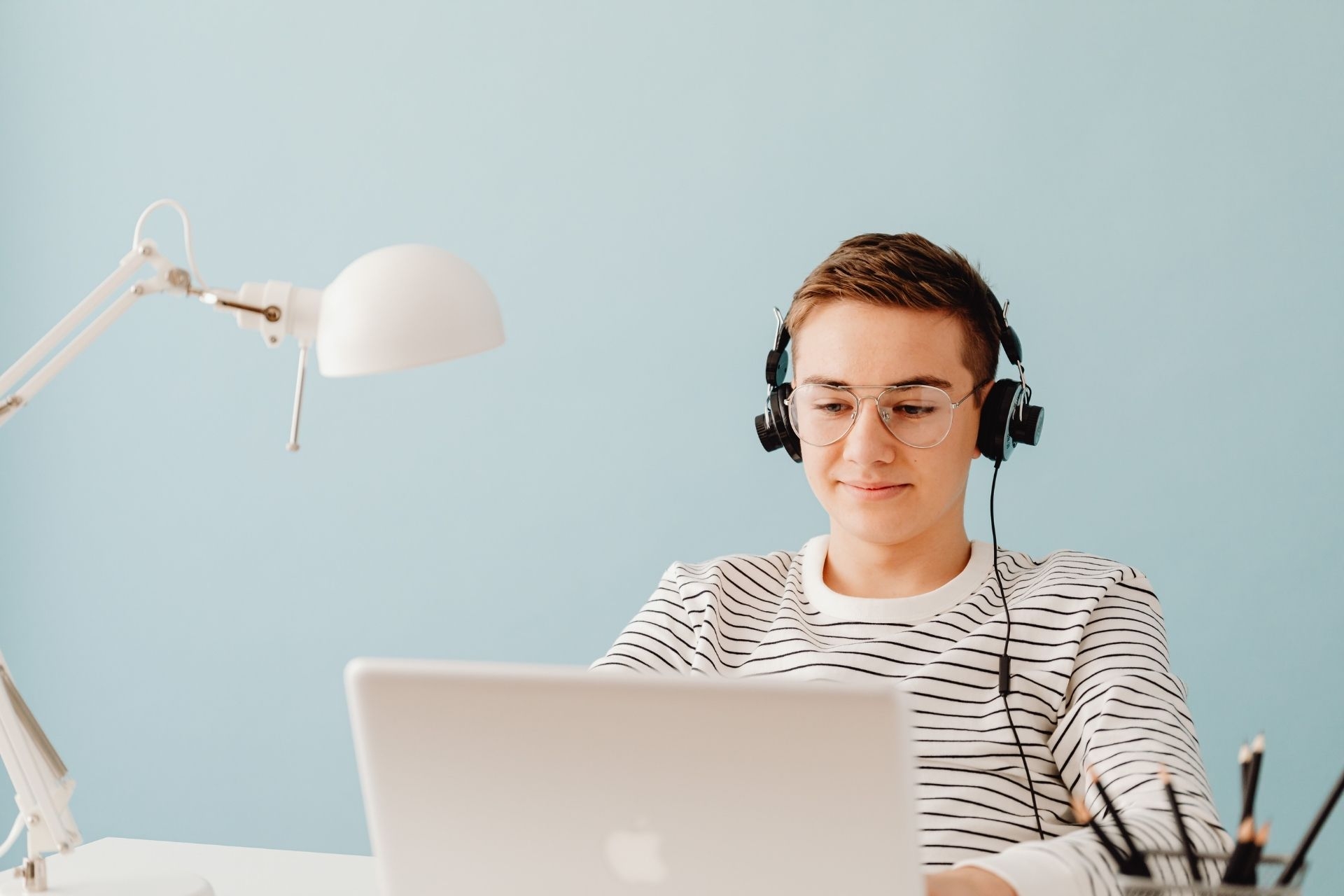 What are some key factors that network operators consider when choosing to connect to a carrier-neutral IXP?