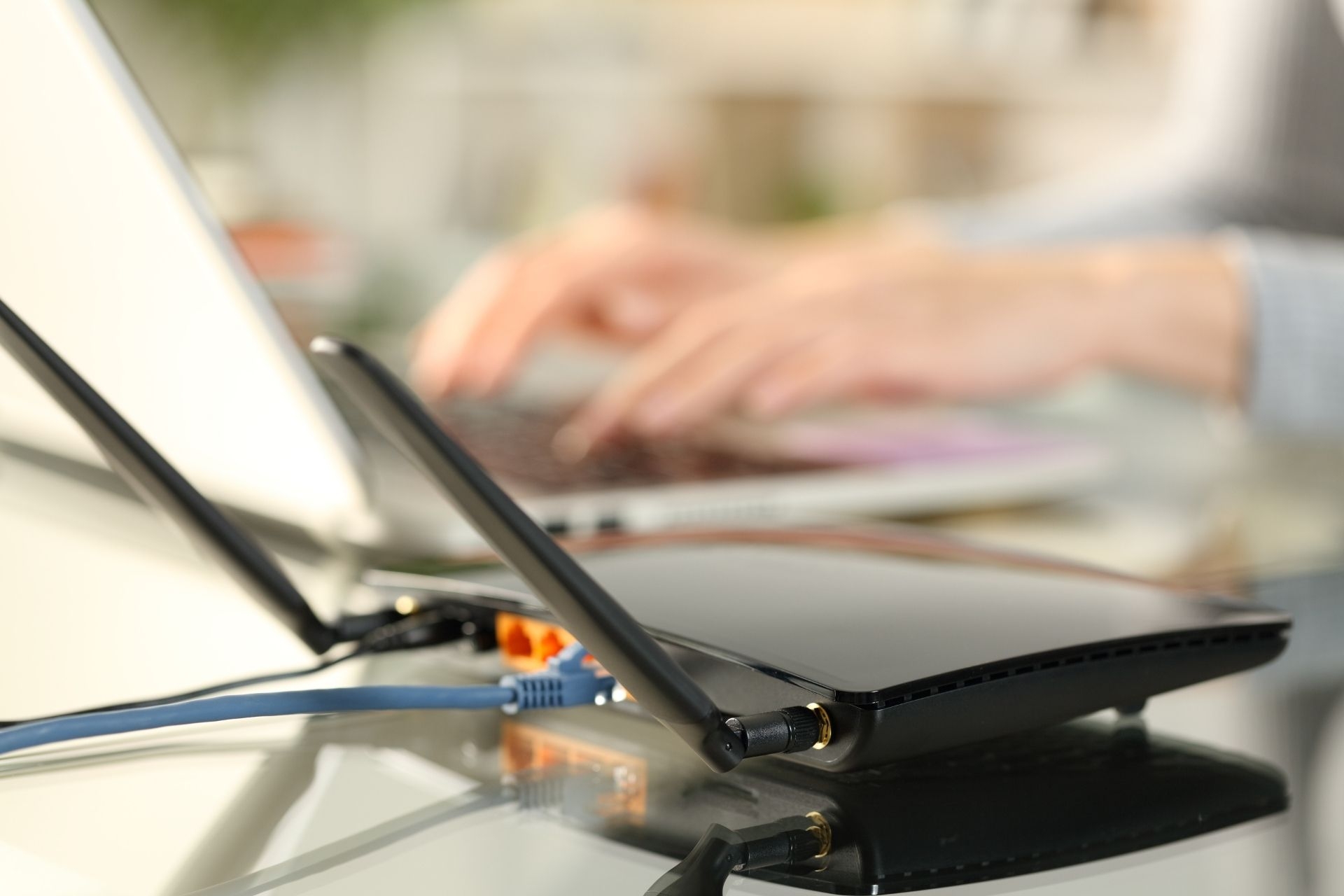 How do internet traffic hubs handle peak traffic loads without compromising performance?