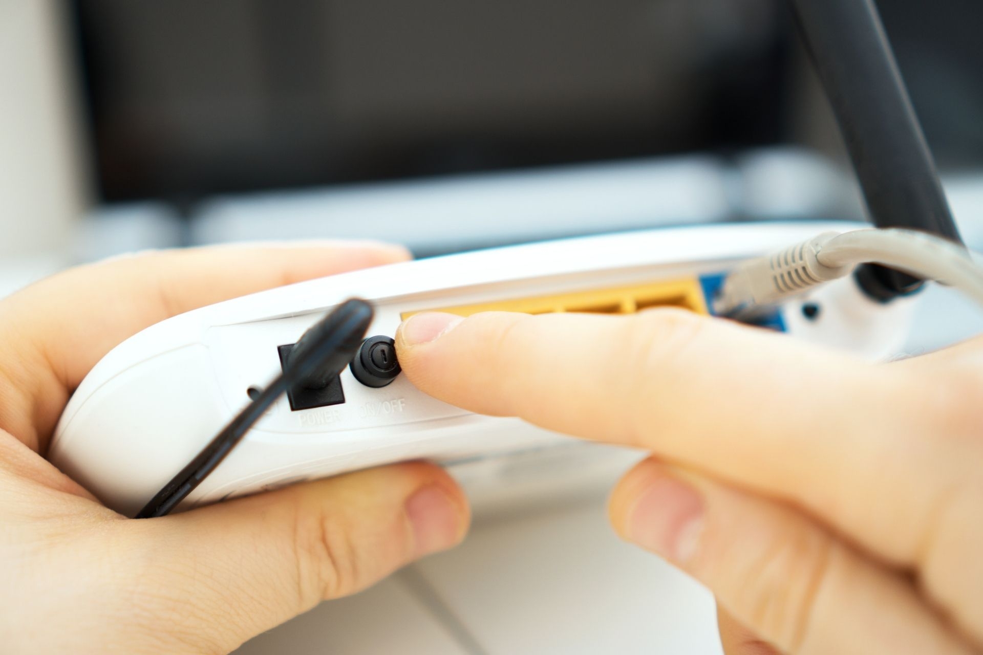 How do internet traffic hubs prioritize and route different types of network traffic?
