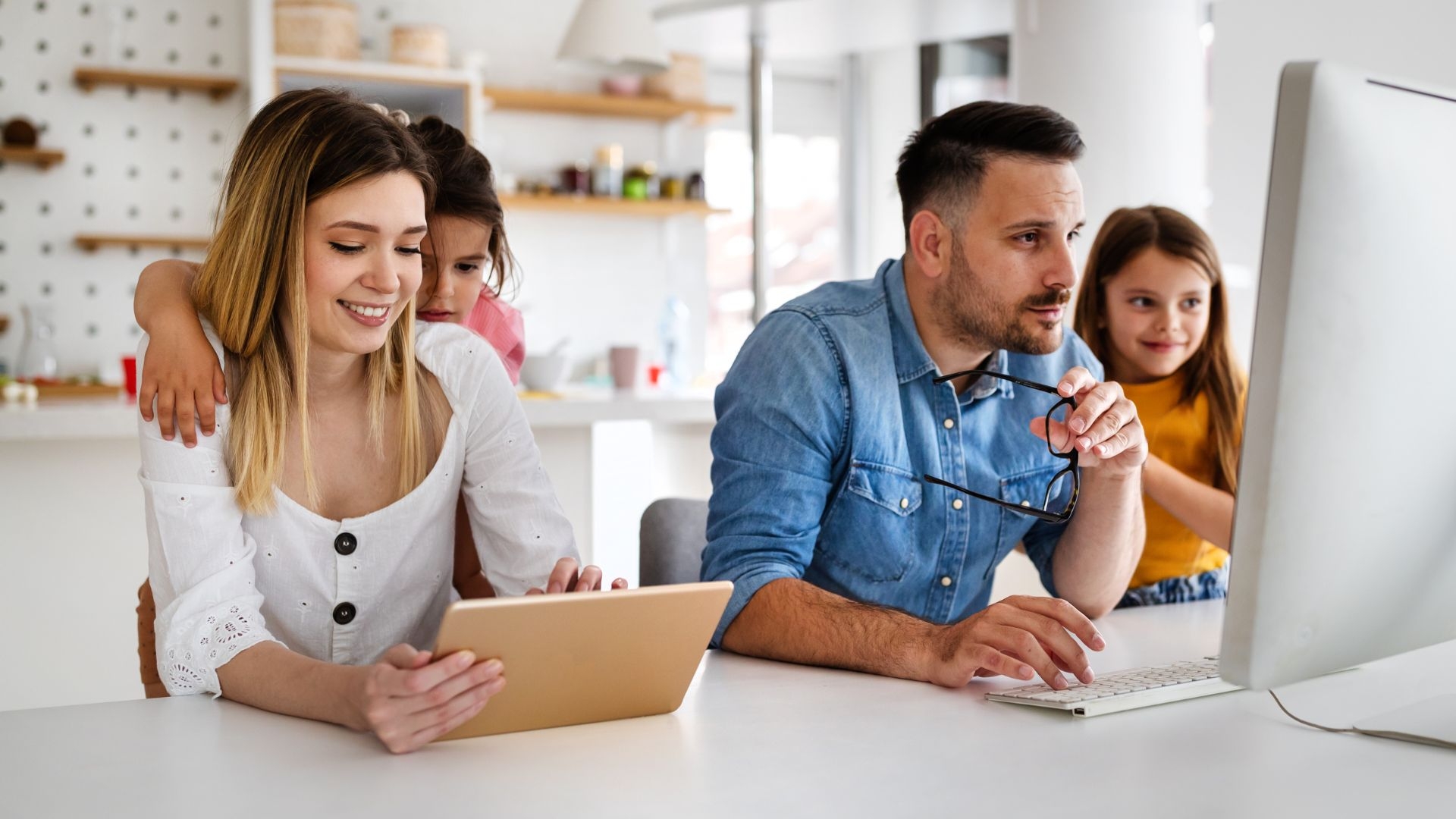How do data centers facilitate interconnection between multiple IXPs to enhance network reach and redundancy?