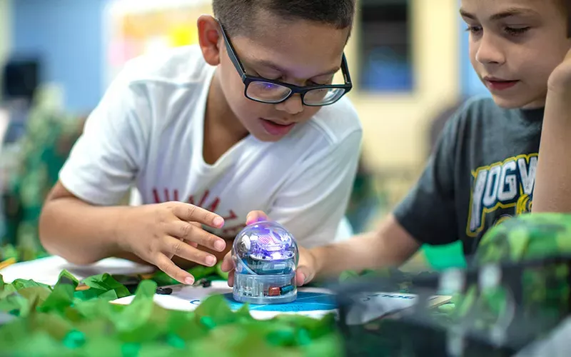 How Does Robotics Help Students? Benefits, Courses & More