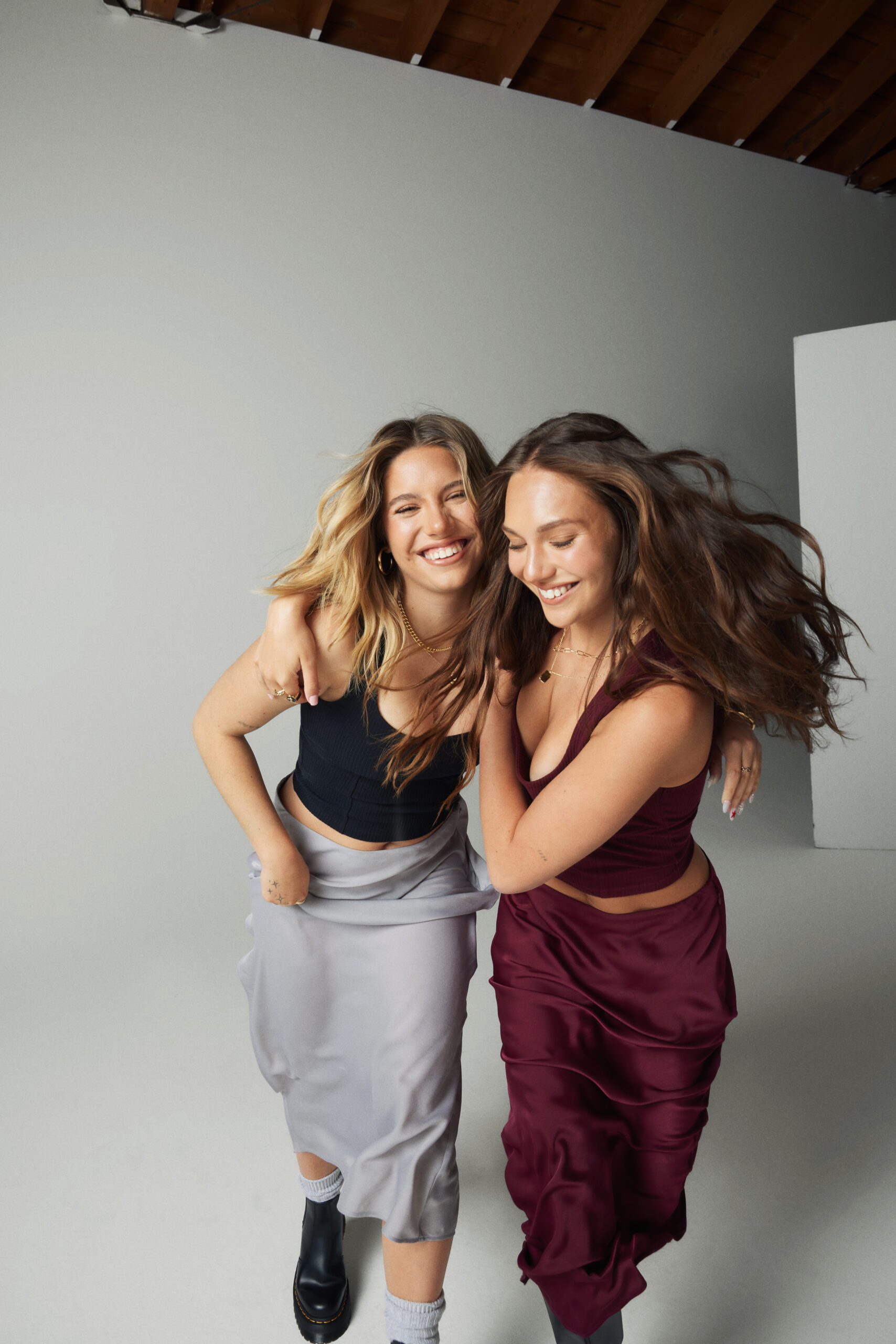 American Eagle nos invita a revivir los 90's junto con Maddie y Kenzie Ziegler. 3 MAPLE AMERICAN EAGLE ZS 13 scaled