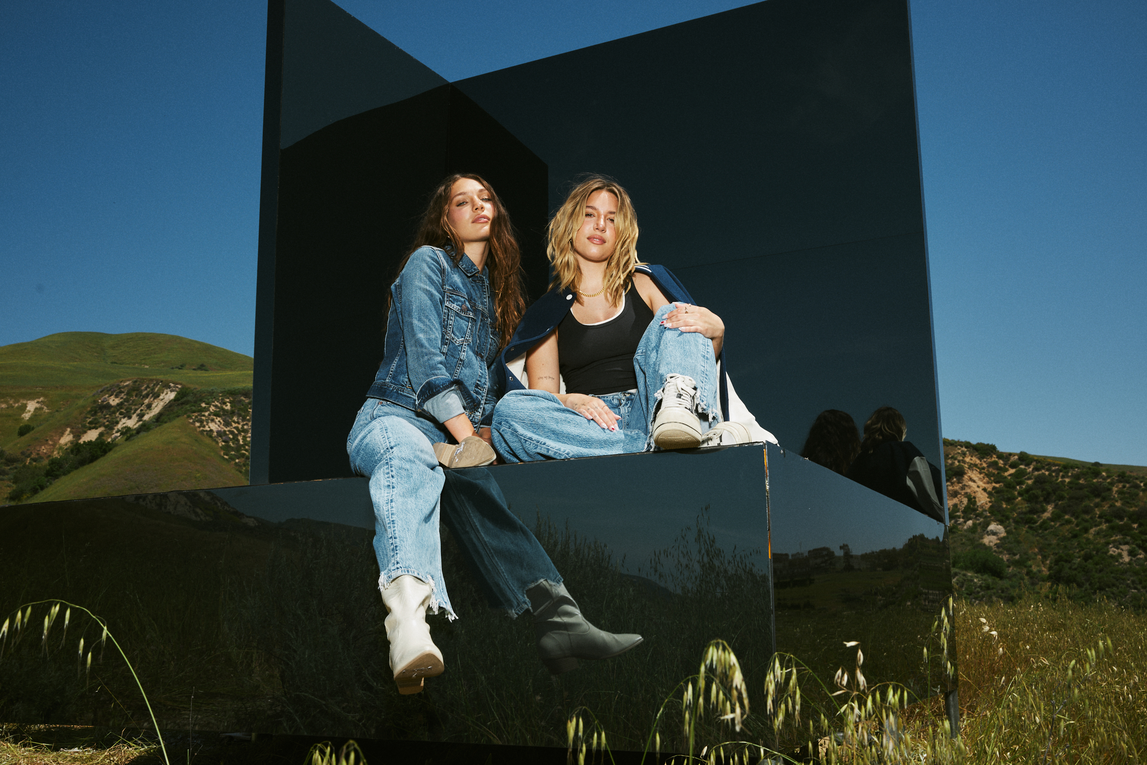American Eagle nos invita a revivir los 90's junto con Maddie y Kenzie Ziegler. 2 MAPLE AMERICAN EAGLE ZS 3