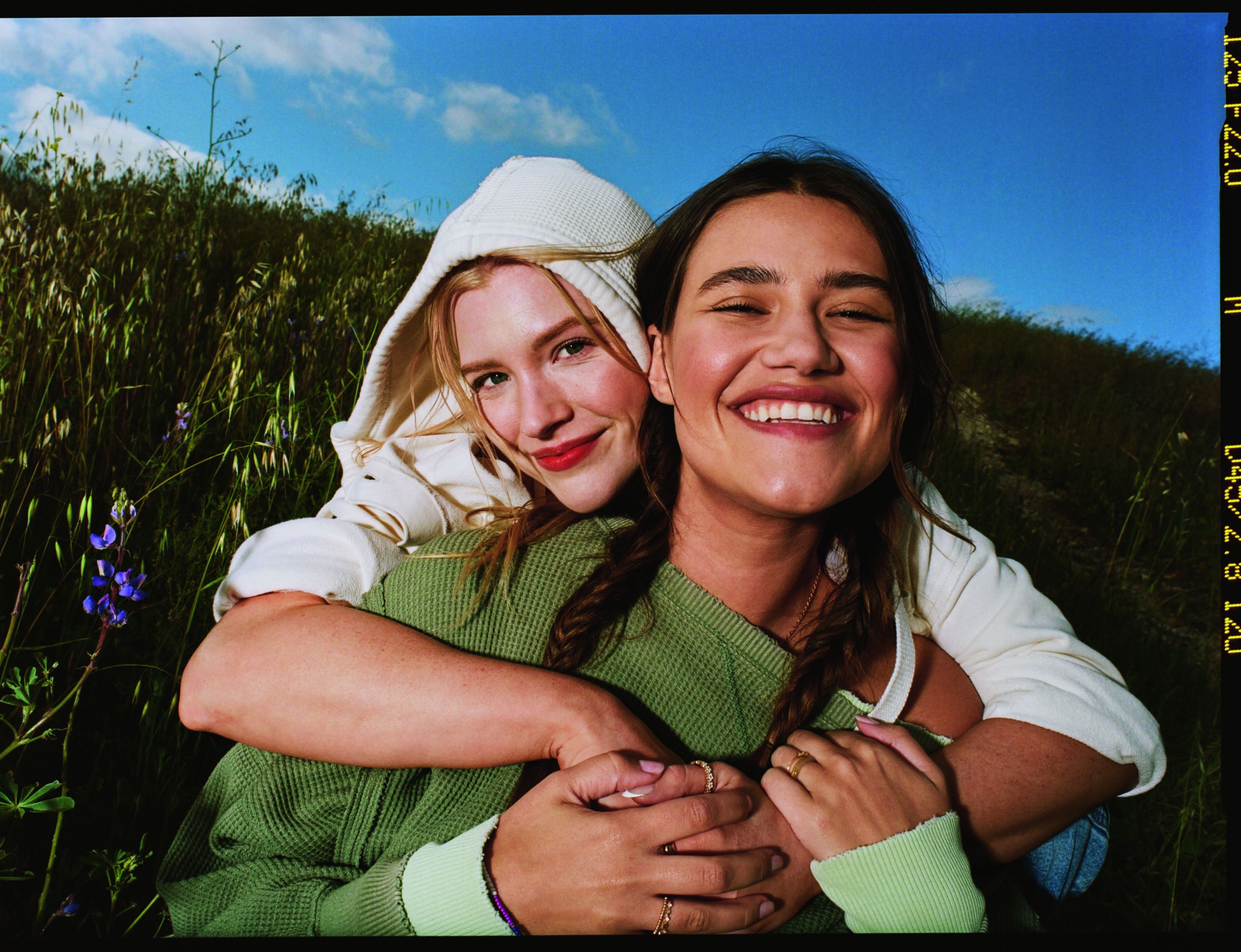 American Eagle nos invita a revivir los 90's junto con Maddie y Kenzie Ziegler. 8 MAPLE AMERICAN EAGLE ZS 9 scaled
