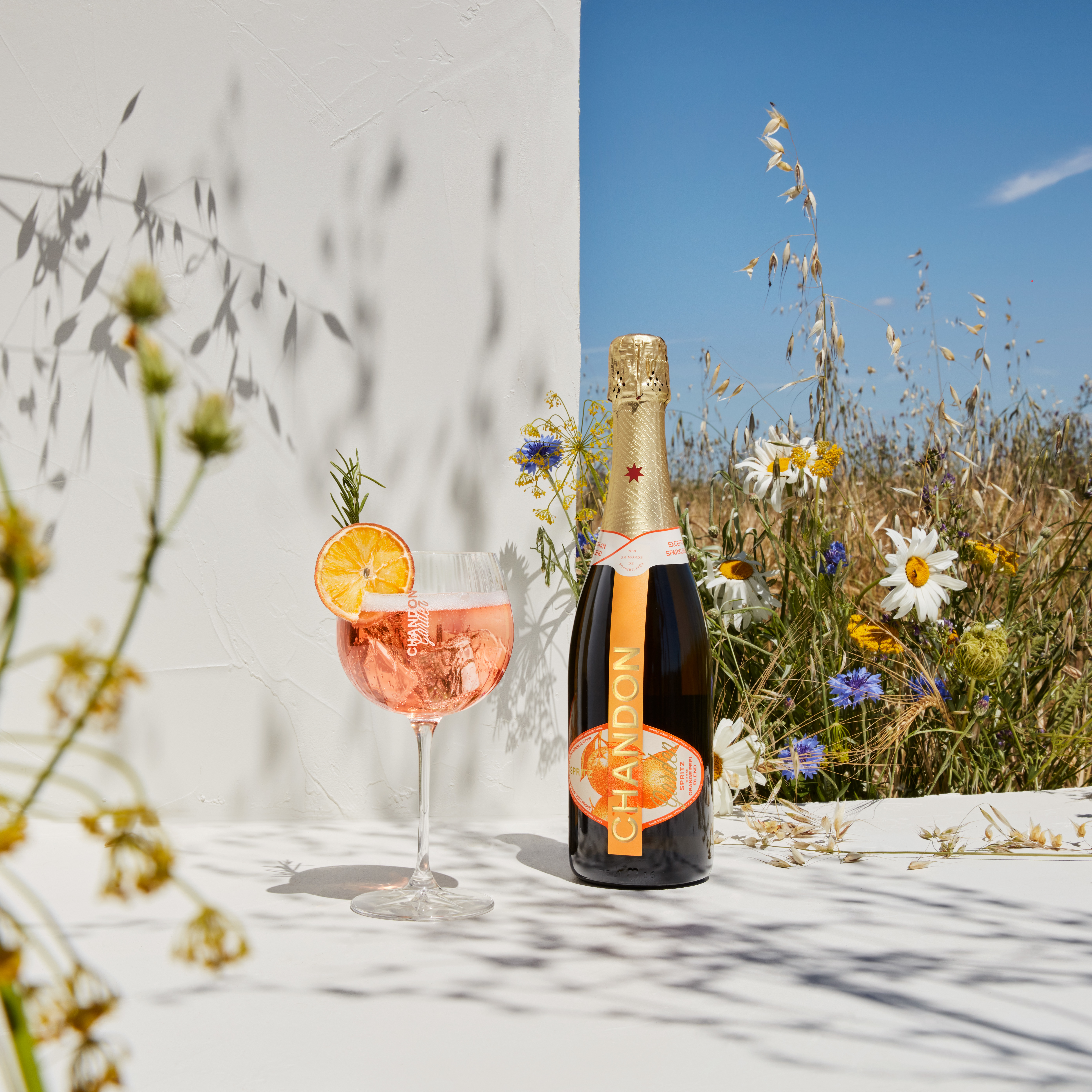 Refresca tu verano con Chandon Garden Spritz, el único listo para beber. 2 MAPLE CHANDON GRADEN SPRITZ DISTRICT 1
