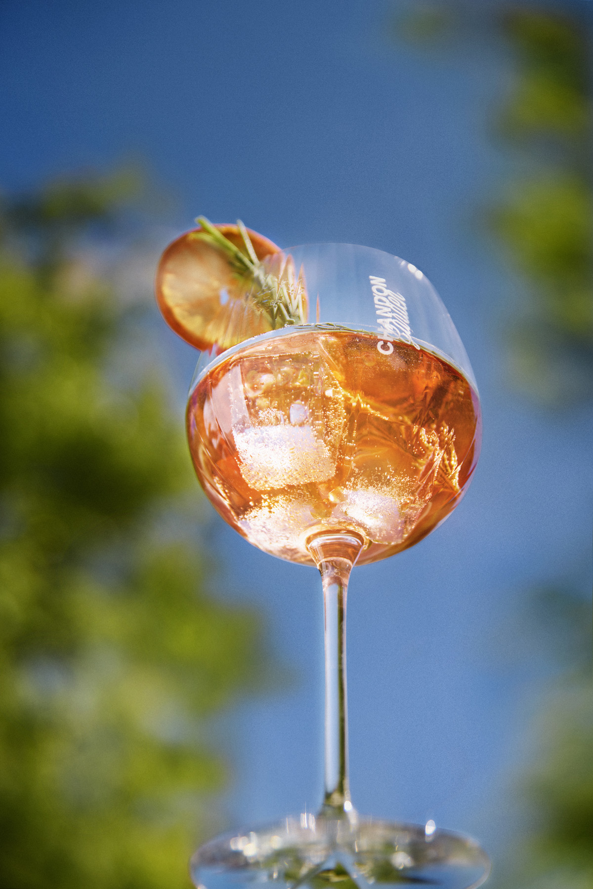 Refresca tu verano con Chandon Garden Spritz, el único listo para beber. 3 MAPLE CHANDON GRADEN SPRITZ DISTRICT 2