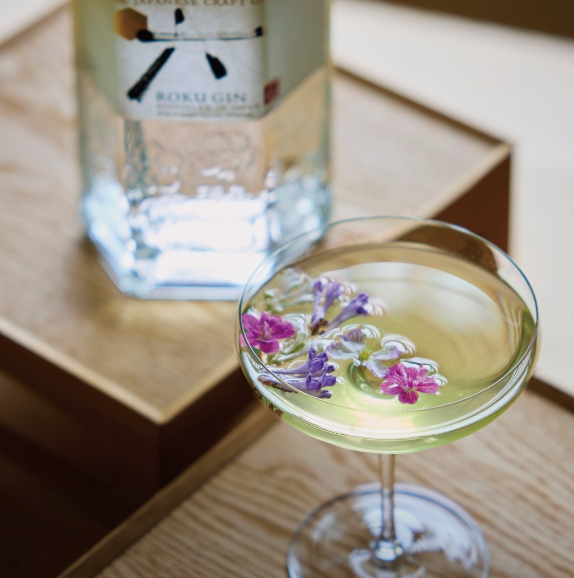 Roku Gin nos presenta unos drinks con todo el vibe Regencycore. 2 MAPLE ROKU GIN SHISO GLIMLET