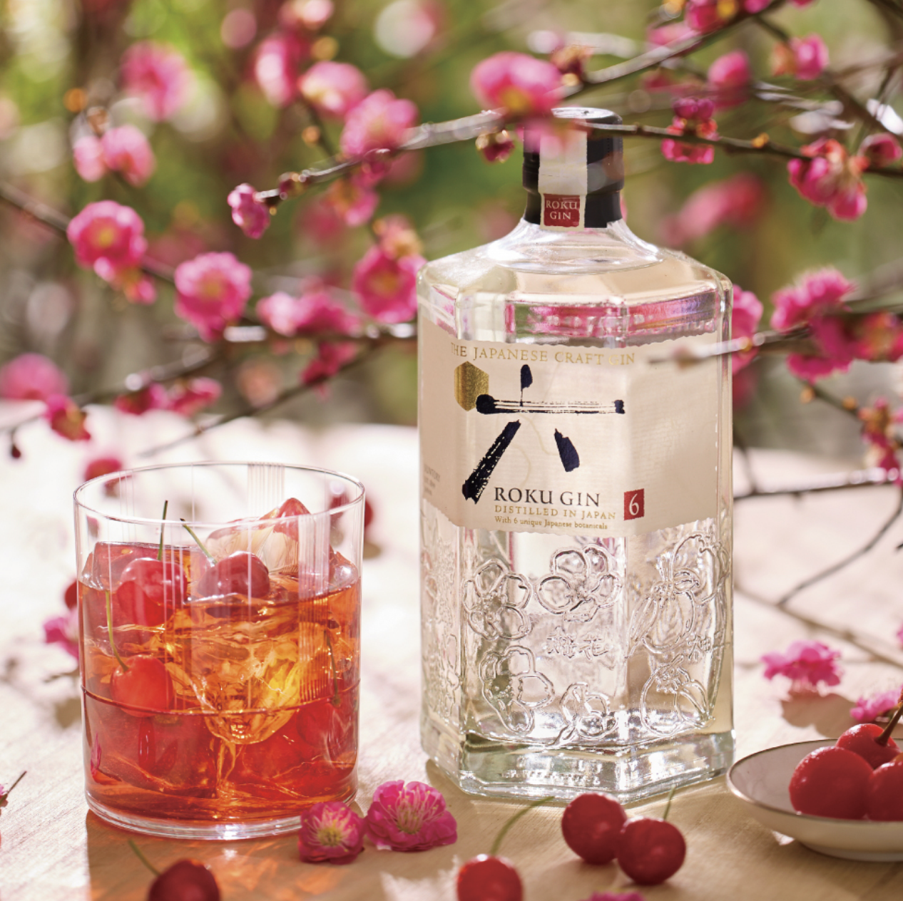 Roku Gin nos presenta unos drinks con todo el vibe Regencycore. 3 MAPLE ROKU GIN SPRING BRAMBLE