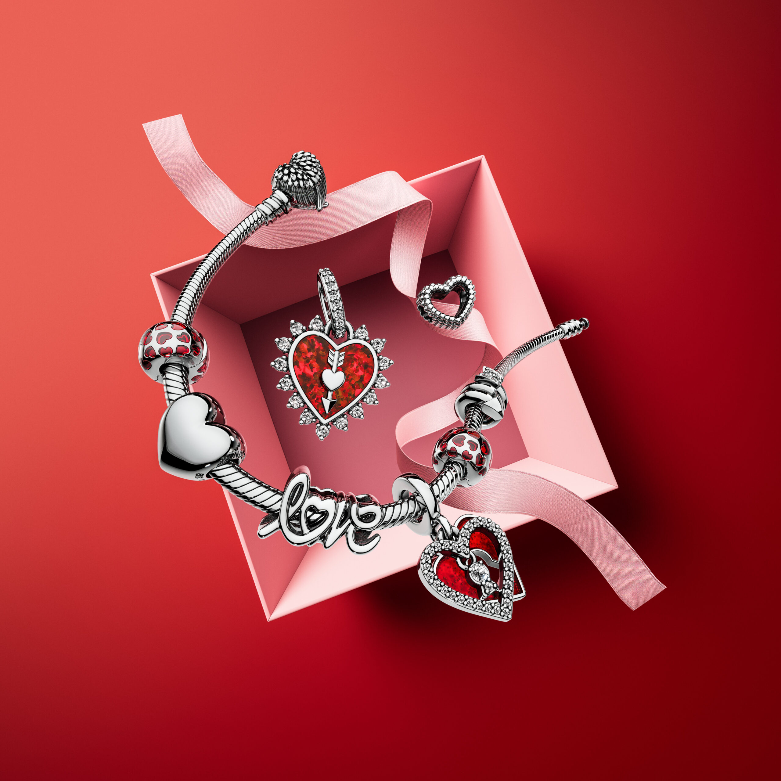 Pandora presenta "Be Love", su campaña de San Valentín. 4 HIGH RGB Q125 Valentines ExplodingBox 02 RGB scaled