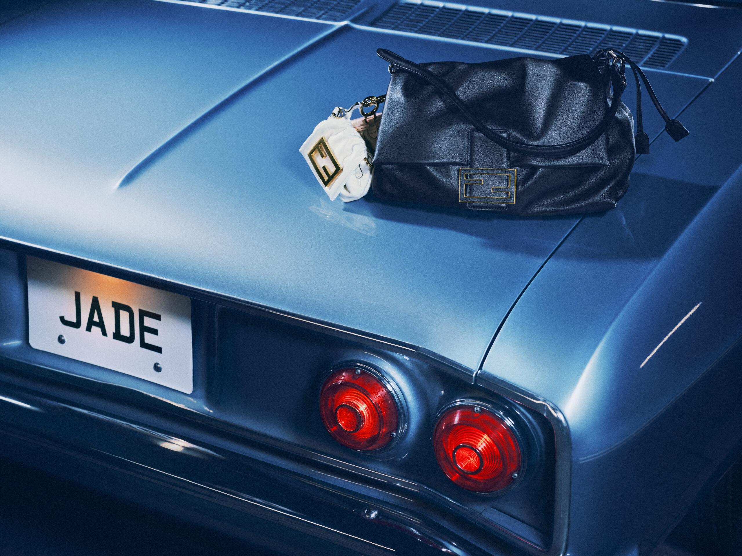 Fendi se une a la pop star Jade para su nueva Mamma Baguette Bag. 2 MAPLE FENDI MAMMA BAGUETTE 4 scaled