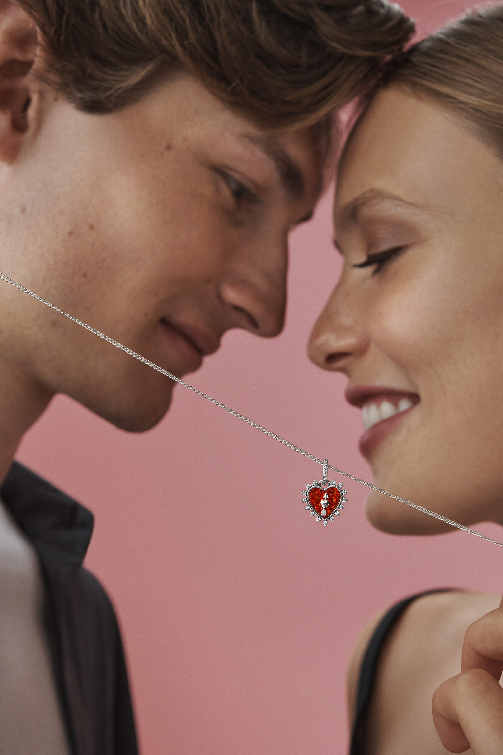 Pandora presenta "Be Love", su campaña de San Valentín. 5 Q125 Val Social Model 08 JPG scaled