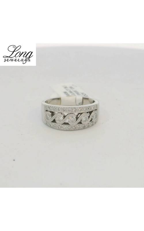 14K White Gold Cluster Ring: Dazzling Diamond Display