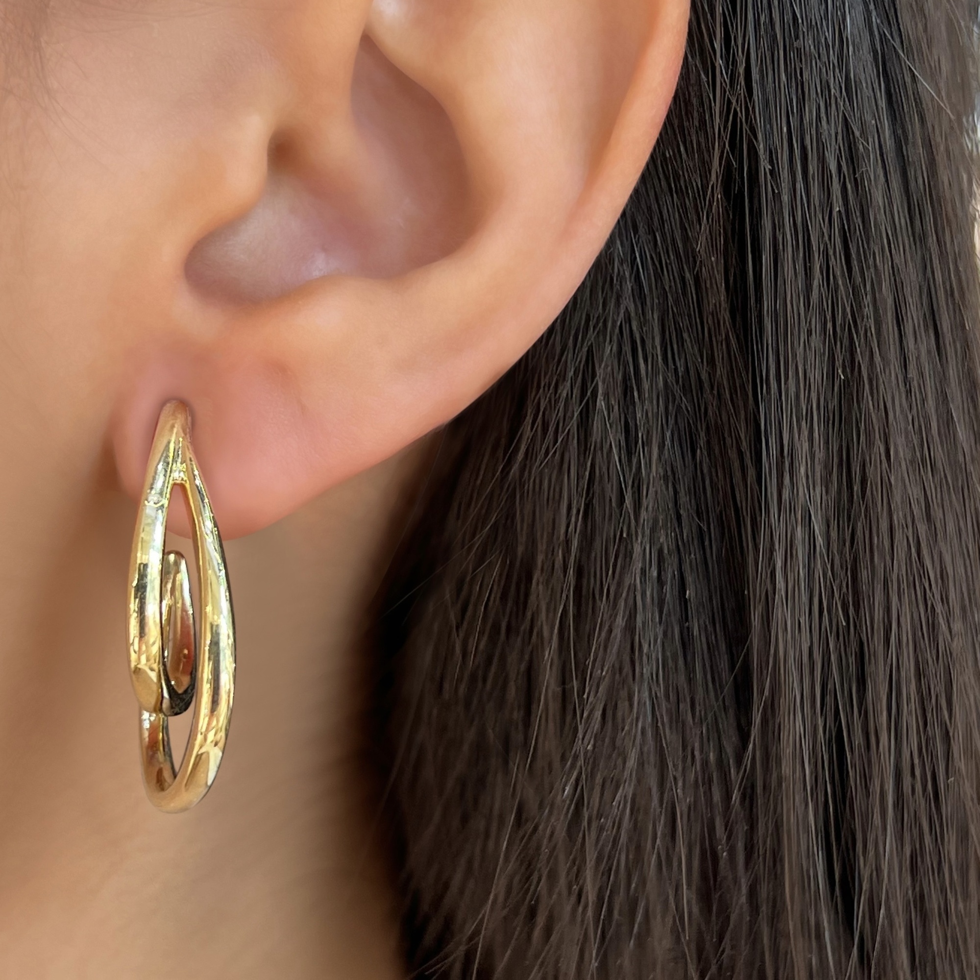 Intertwining Double Hoop