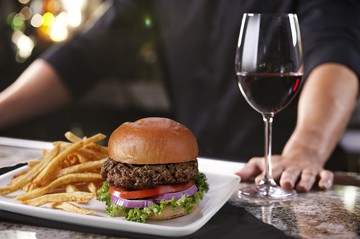 site/content/article/Harmonizar-Hambúrguer-e-Vinho.jpg