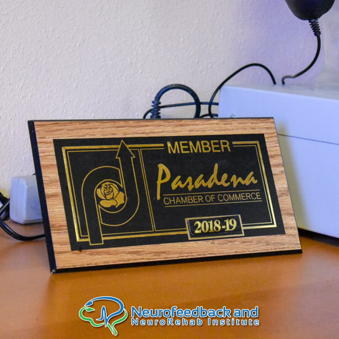 What types of brainwave patterns can be targeted and trained using neurofeedback?