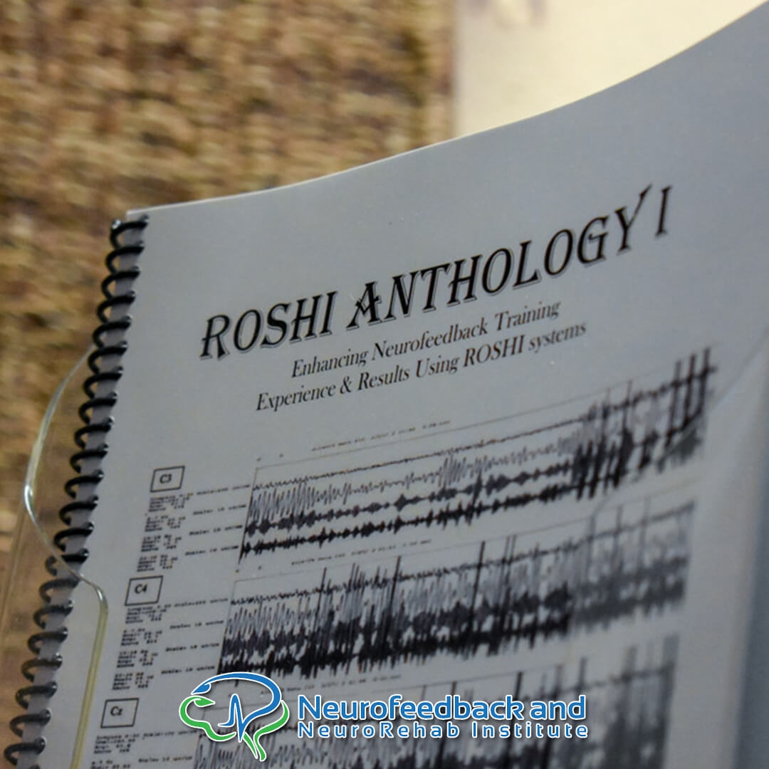 What features are available in the neurofeedback signal analysis software to customize training protocols for individuals?