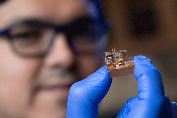 A “bending station,” a device crafted in the laboratory of Luis Jaurequi, UCI professor of physics and astronomy, can change the electrical characteristics of materials at the atomic scale. Steve Zylius / UCI