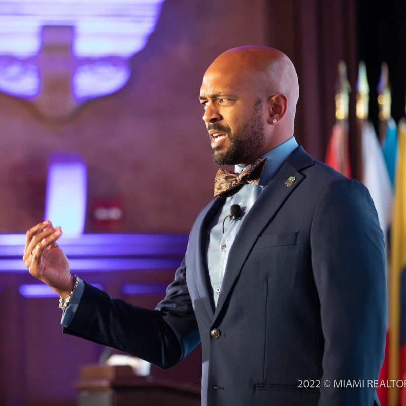 The White-Glove Standard: How Neil Oates Sets the Bar for Brokers and Luxury Agents