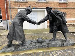 THE HEARTWARMING STORY OF THE CHRISTMAS TRUCE OF 1914: