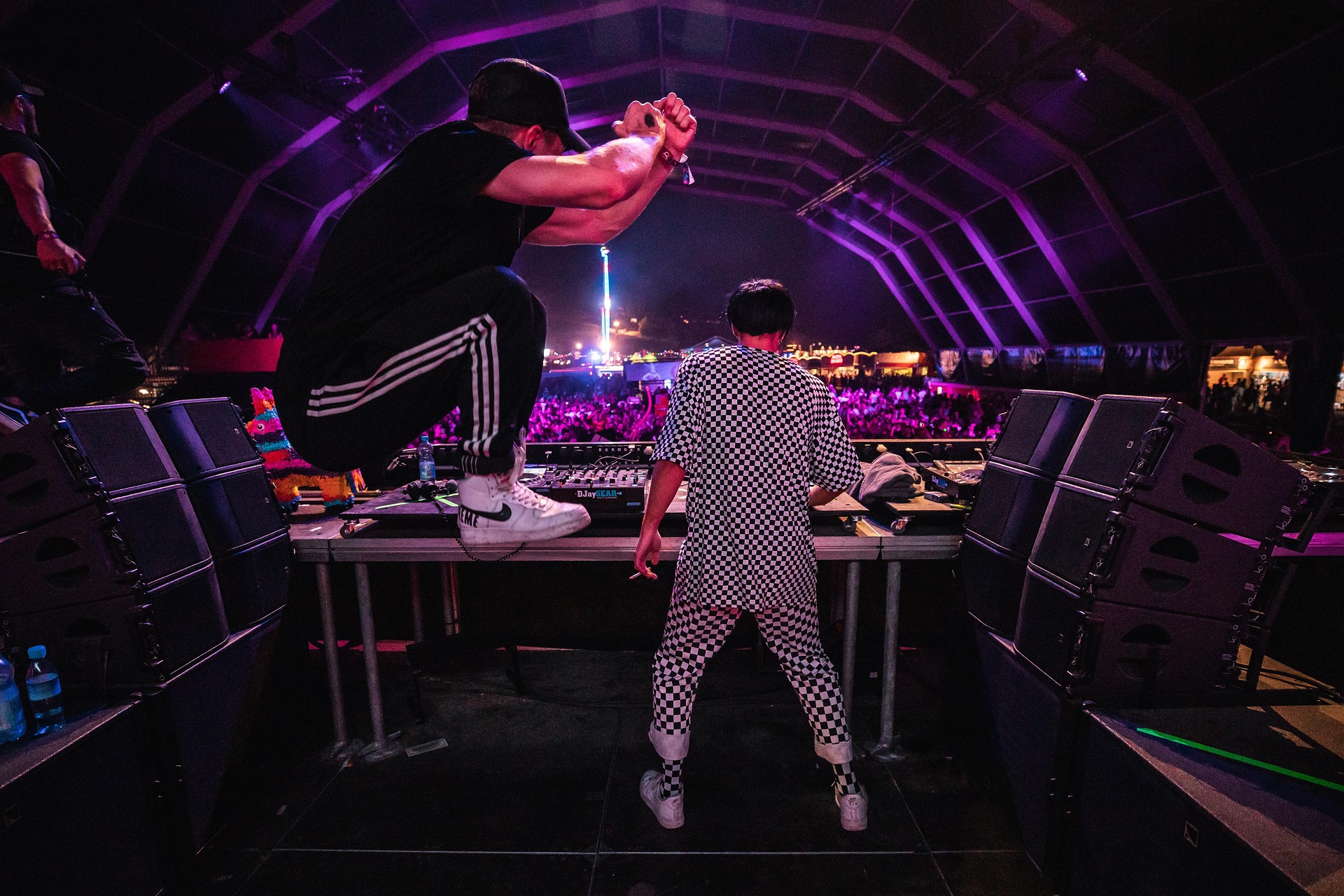 How Men’s Rave Clothing and Rave Clothing Shape Expression in Modern Dance and Festival Spaces