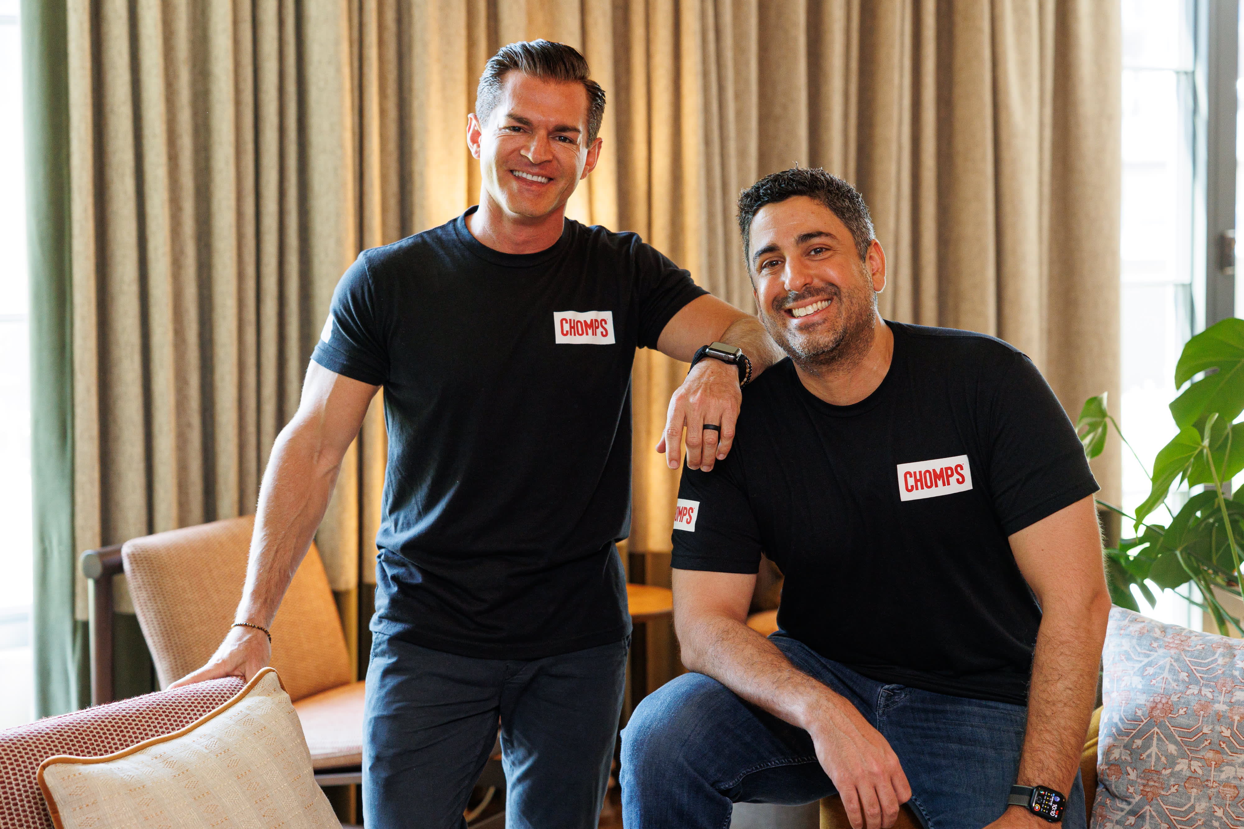 How Chomps Built a $1B Meat Snack Brand Without Outside Capital: Lessons from Founders Pete Maldonado and Rashid Ali