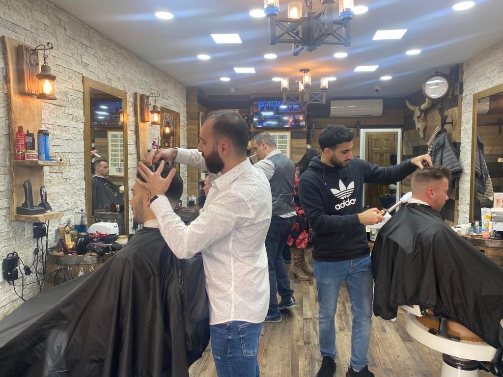 What are some popular hairstyles that can be paired with a skin fade haircut?