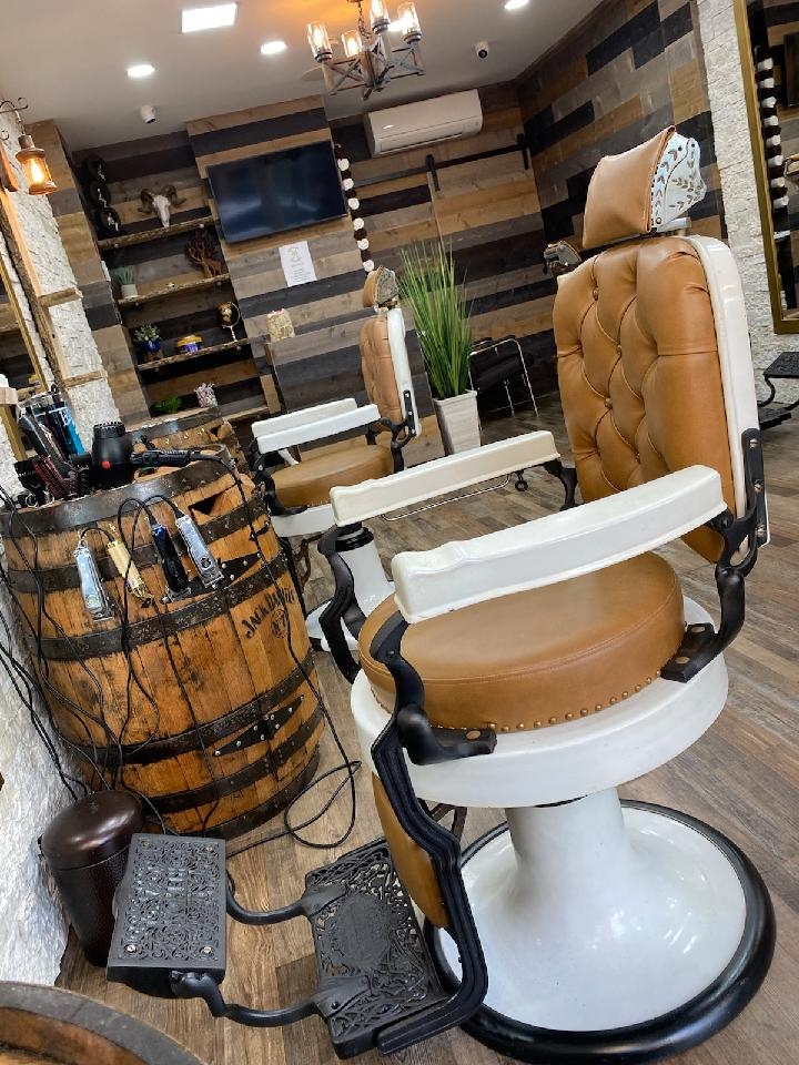 Can a skin taper haircut be customized to suit different hair types and textures?