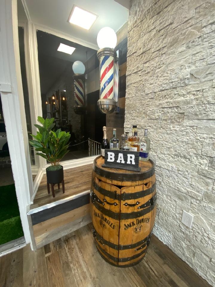 What are the different types of fades that can be incorporated into a slick back hairstyle?