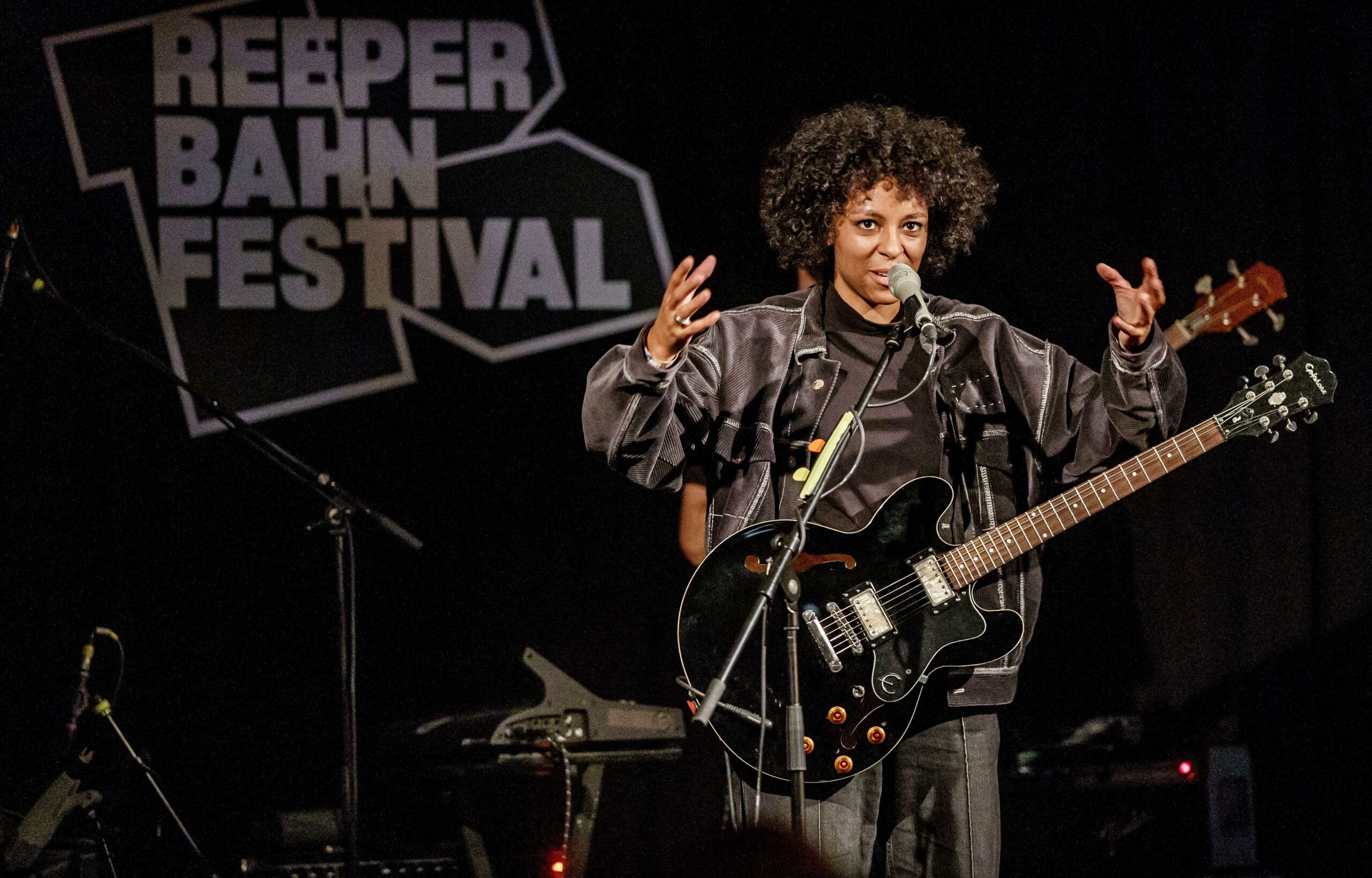 Nana Adjoa on stage at the Nochtspeicher in Hamburg. 