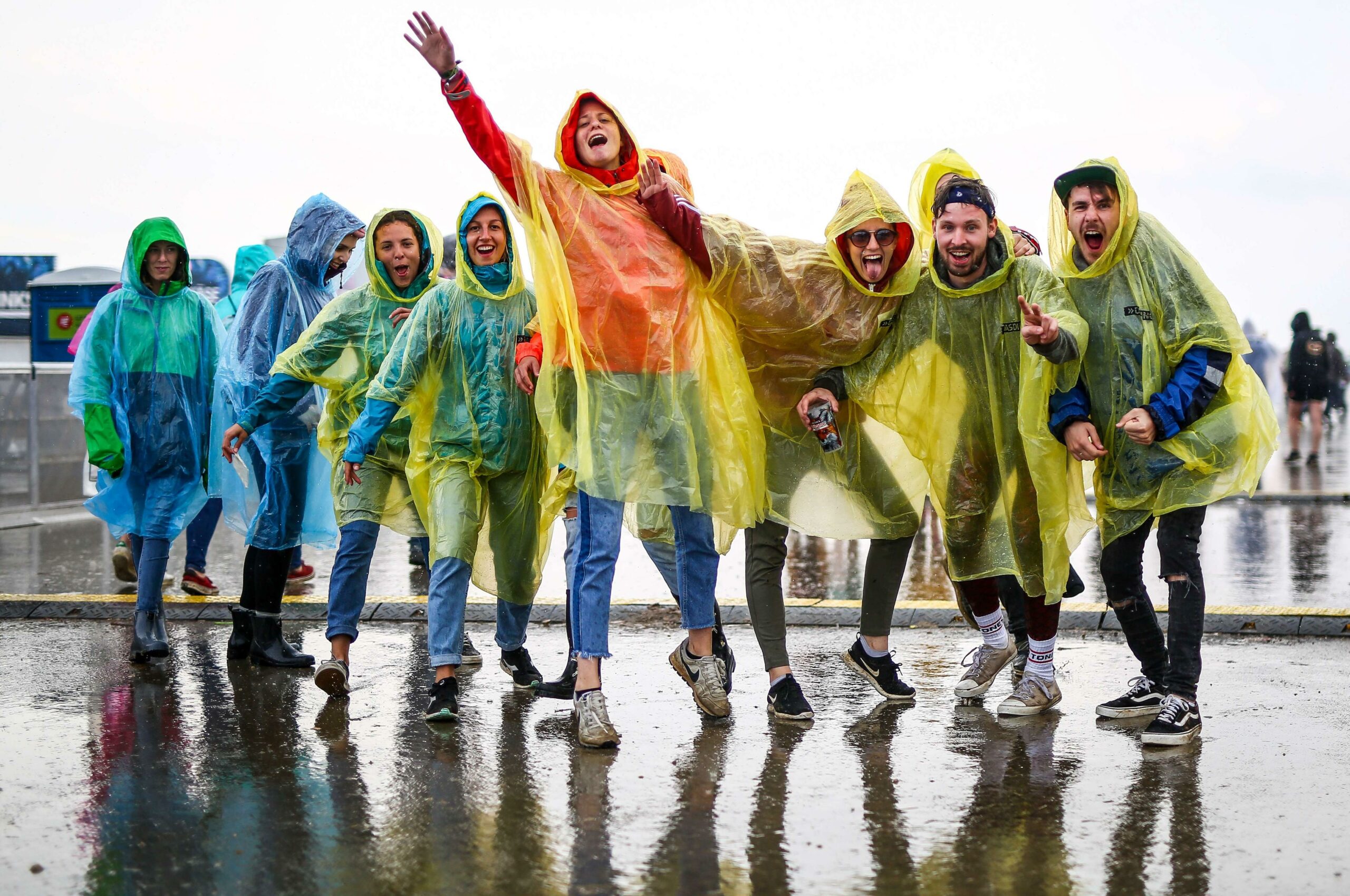 Despite the continuing rain, these visitors of Southside Festival 2019 are in a good mood. 