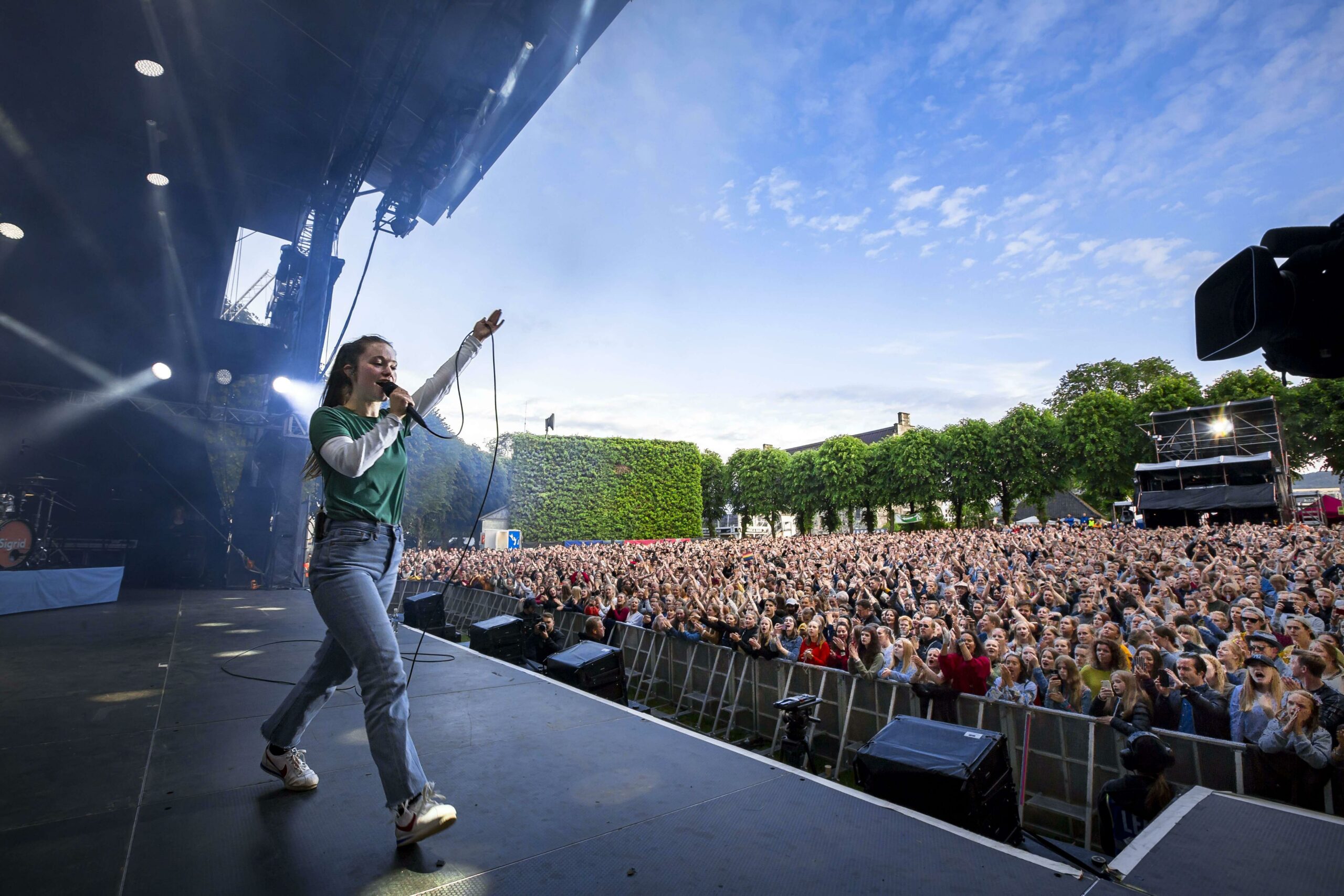 Norwegian singer Sigrid performing at Bergenfest in 2018.