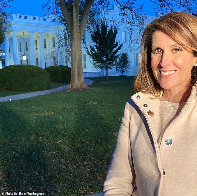 ¡Sorpresa! La lectora de noticias de Sunrise, Natalie Barr, de 52 años, (en la foto) recibió un vestido de diseñador sorpresa mientras estaba en cuarentena de hotel luego de su regreso a Australia después de las elecciones.
